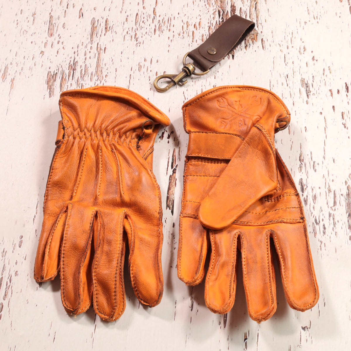 13 1/2(サーティー アンド ア ハーフ)レザーグローブ "Lowlander gloves" 【コニャック】