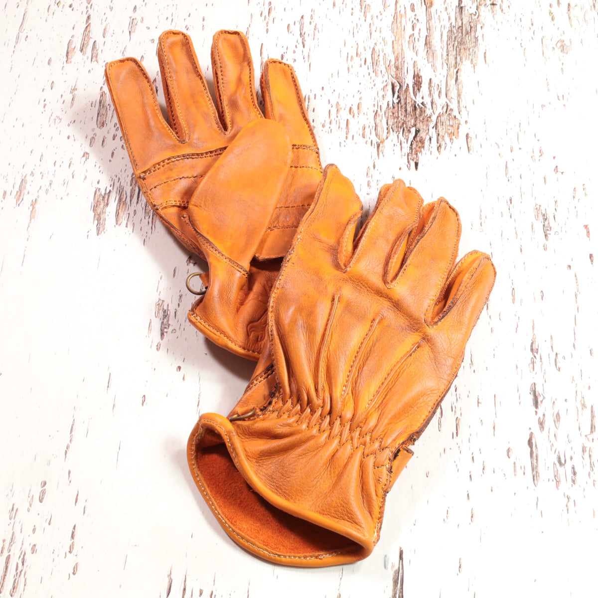 13 1/2（サーティー アンド ア ハーフ）レザーグローブ "Lowlander gloves"  【コニャック】