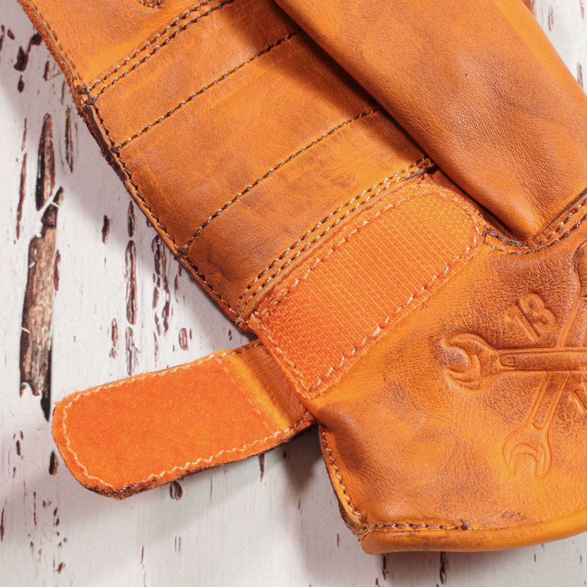 13 1/2（サーティー アンド ア ハーフ）レザーグローブ "Lowlander gloves"  【コニャック】