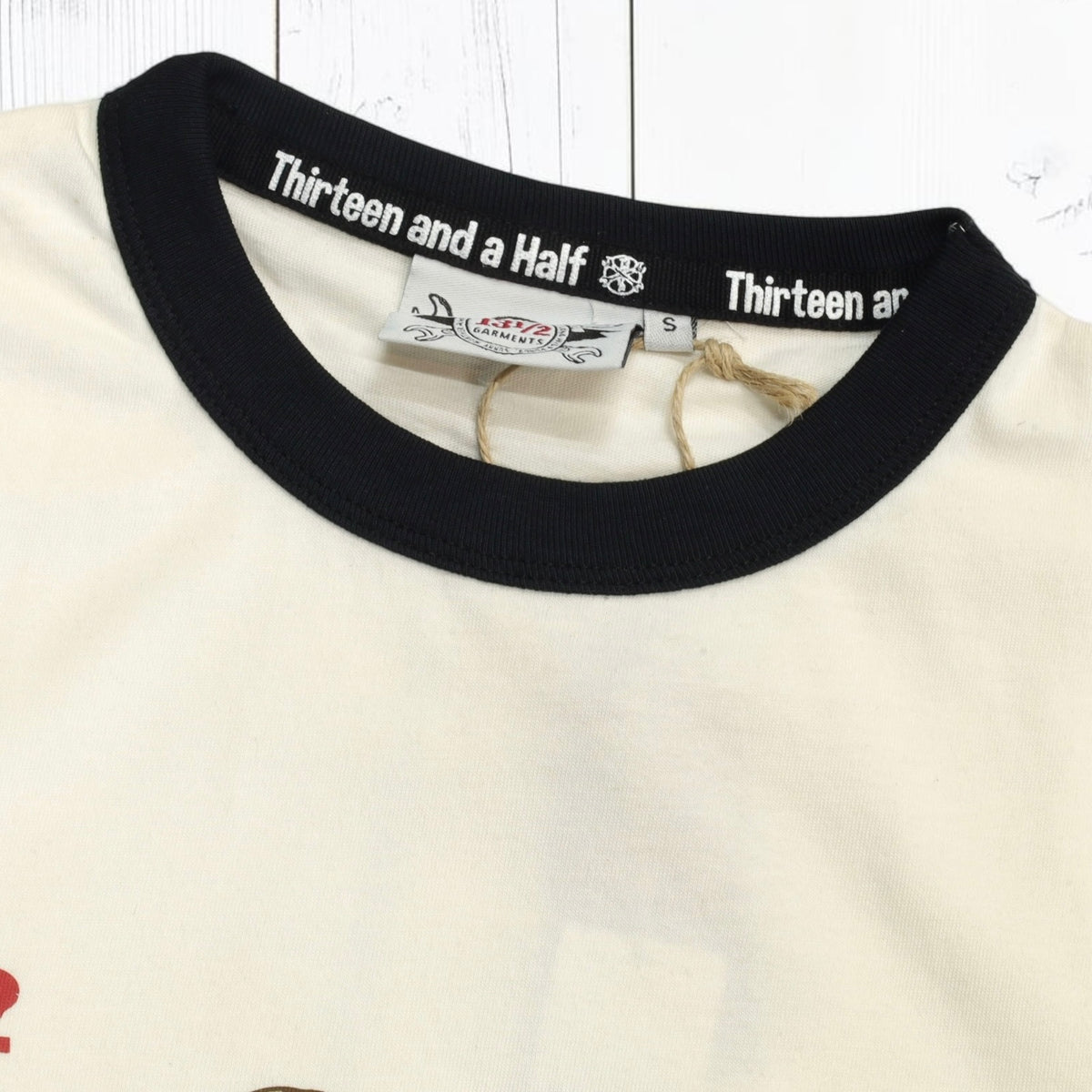 13 1/2 （サーティー アンド ア ハーフ）半袖Tシャツ "Calfolnia Company" 【ホワイト】