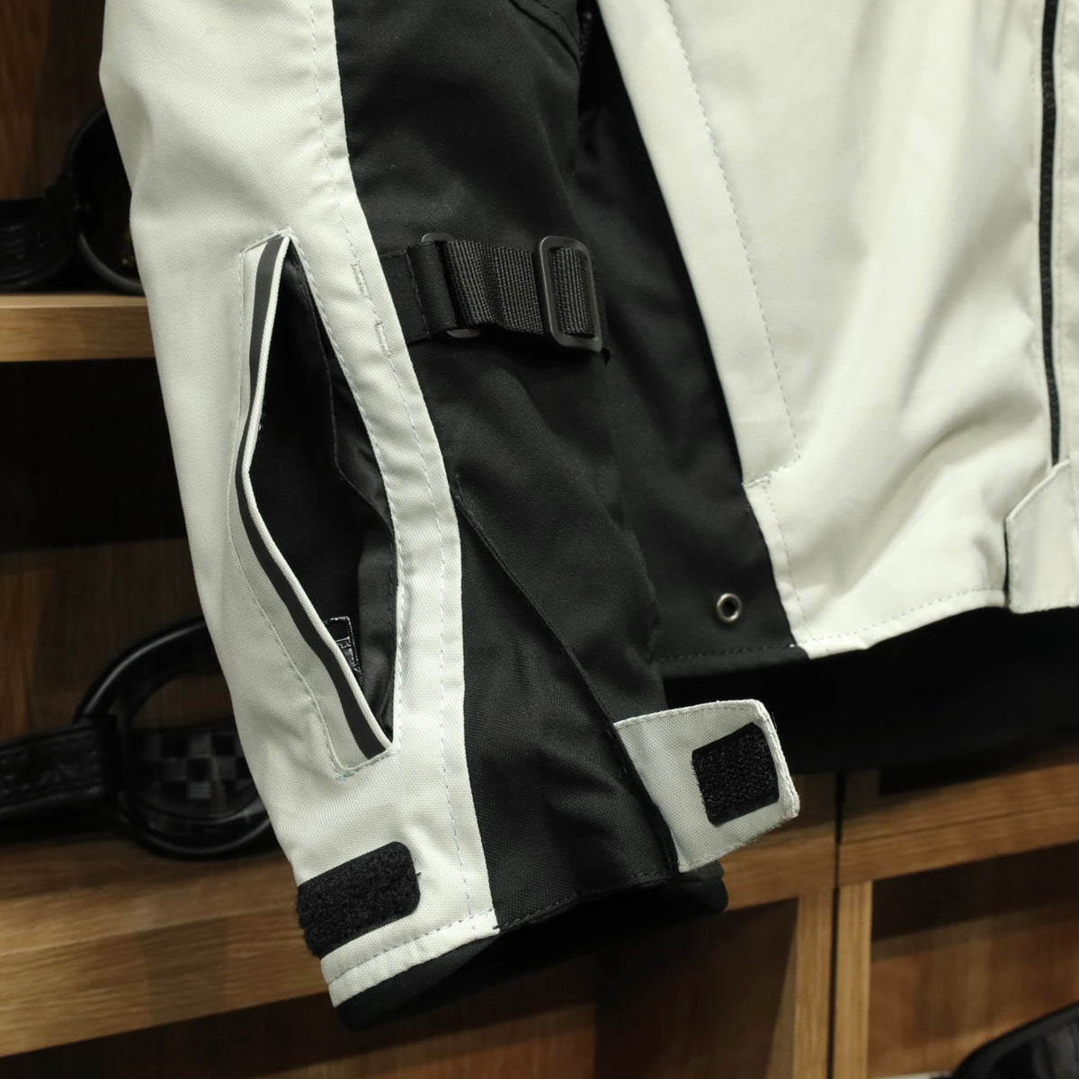 MERLIN マーリン 防水 オールシーズン ライディングジャケット "Taos Waterproof D3O Jacket" 【ホワイト/ブラック】