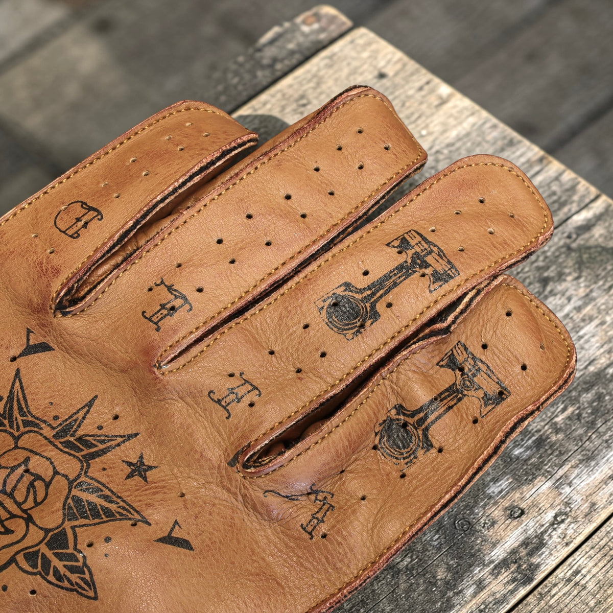 By City バイシティ レザーグローブ "Second Skin Tattoo Gloves" 【ブラウン】