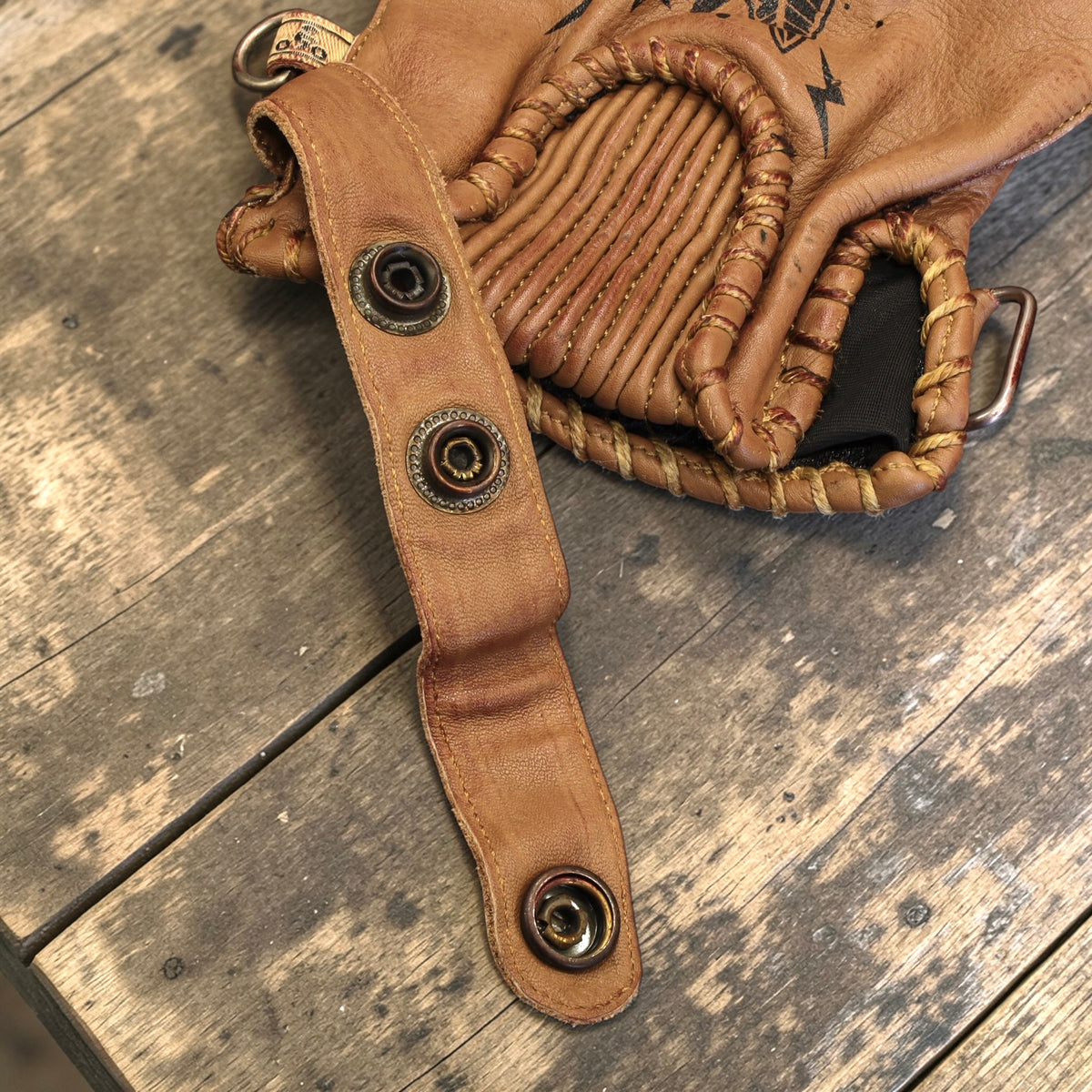 By City バイシティ レザーグローブ "Second Skin Tattoo Gloves" 【ブラウン】