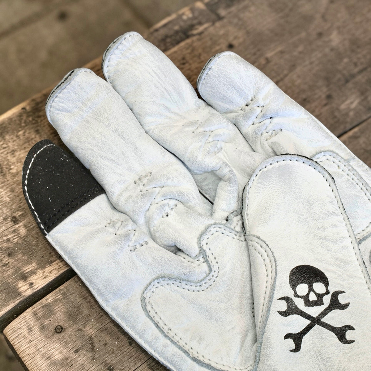 By City バイシティ レザーグローブ "Second Skin Tattoo Gloves" 【ホワイト】
